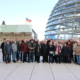 Die Besuchergruppe auf der Dachterrasse des Reichstagsgebäudes