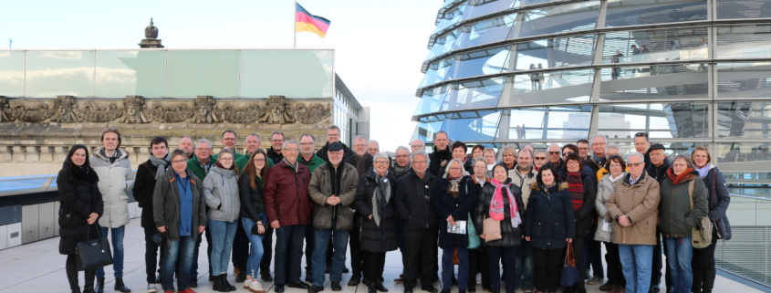 Die Besuchergruppe auf der Dachterrasse des Reichstagsgebäudes