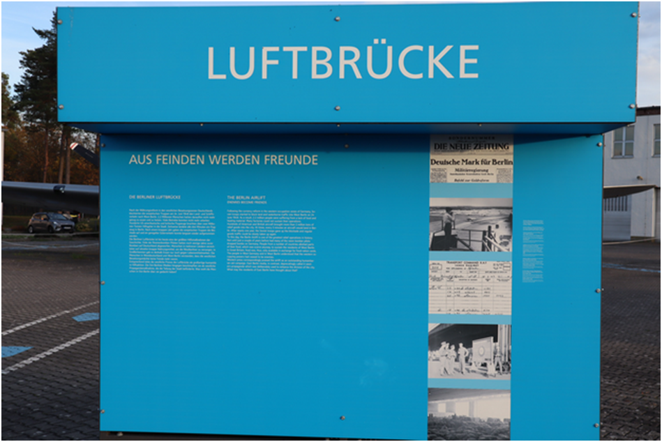 Informationstafel zur Luftbrücke am Flughafen Berlin-Gatow